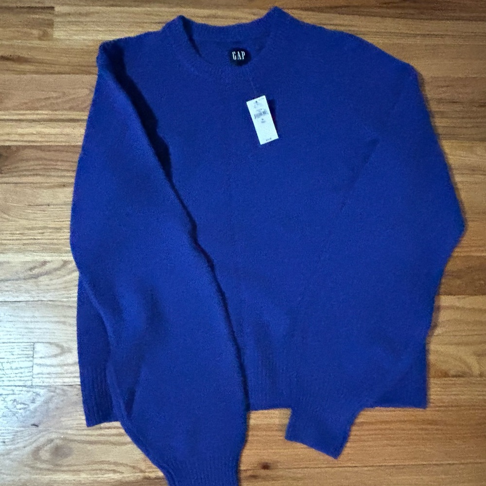 NWT sweater by the Gap. Sizes Medium Tall.
